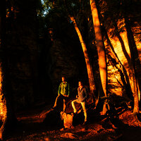 Das Bild zeigt bei Wanderer vor Felswänden beim Sonnenuntergang.