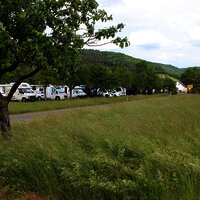 Wohnmobilplatz am Ortseingang von Veldenz