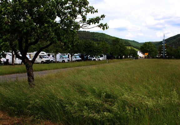 Wohnmobilplatz am Ortseingang von Veldenz