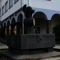 Mosel - Sehenswürdigkeiten - Zeller Schwarze Katz Brunnen - Stadt Zell - Querformat - ZellerLand