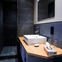 Großes Balkonzimmer im Stammhaus_Bad