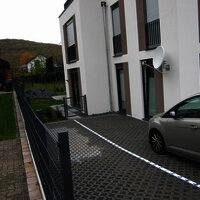 PKW-Einstellplatz rechts