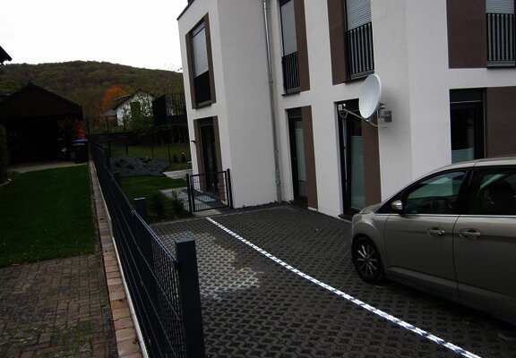 PKW-Einstellplatz rechts