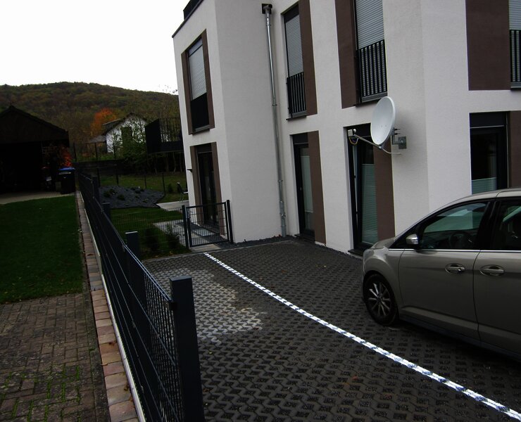 PKW-Einstellplatz rechts